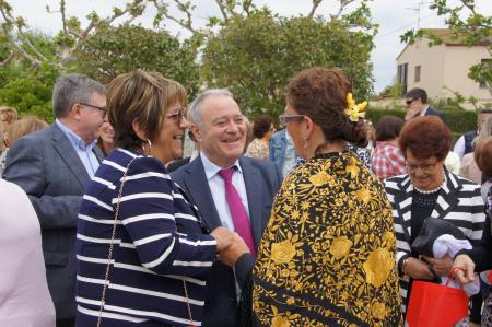 Imagen: Miguel Gracia y Elisa Sancho, junto a varias mujeres participantes en el encuentro.