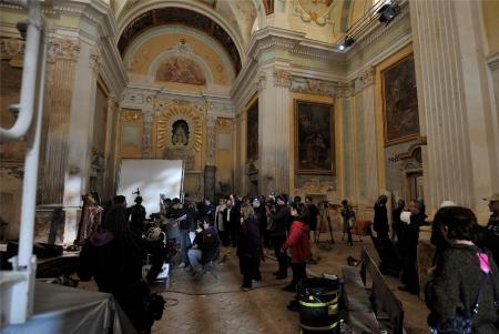 Imagen: Momento del rodaje en el interior de La Cartuja de las Fuentes. P. OTÍN.