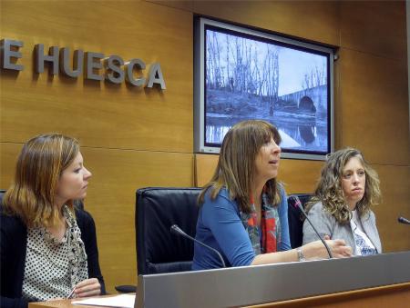 Imagen: Berta Fernández (centro), junto a Obarra Nagore y Fernanda Gómez durante la presentación.