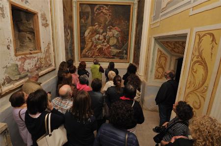 Imagen: Imagen de una de las visitas guiadas por el monasterio. P. OTÍN. 