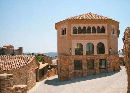 Imagen: Imagen del exterior de la Escuela-refugio de Alquézar. Foto: www.alberguesyrefugiosdearagon.com