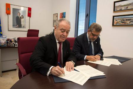 Imagen: Miguel Gracia y José Antonio Mayoral en la firma del convenio