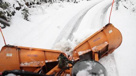 Detalle cuchilla quitando nieve de las carreteras