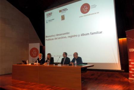 Imagen: Instantánea del acto de apertura del seminario, con Pedro Vicente, Berta Fernández, Alfredo Serreta y Víctor del Río.