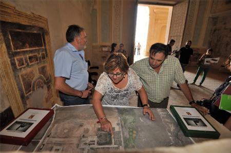 Elisa Sancho, Armando Borraz y Daniel Zabala durante la visita a la Cartuja. Fotos: P. OTÍN/DPH