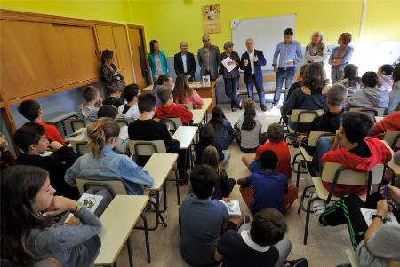 Imagen: El Presidente de la DPH ha entregado las agendas a alumnos del colegio público de Ayerbe.