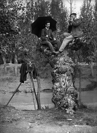 Hermanos Viñuales. Capella y Guiral en el árbol. [Ca. 1910]. Fototeca de la Diputación Provincial de Huesca, Fondo Hermanos Viñuales