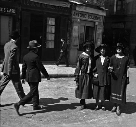 Hermanos Viñuales. Paseo por el Coso Bajo. [Ca.1920-1929]. Fototeca de la DPH, Fondo Hermanos Viñuales