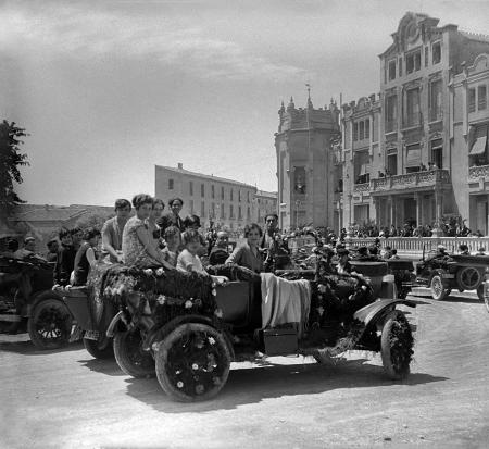 Elías Viñuales Viñuales. Bendición de la talla de san Cristóbal y desfile de coches engalanados. [10 de julio de 1929 ]. Ayuntamiento de Huesca