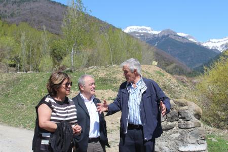 El Presidente y la Vicepresidenta, junto al alcalde de Aragüés.