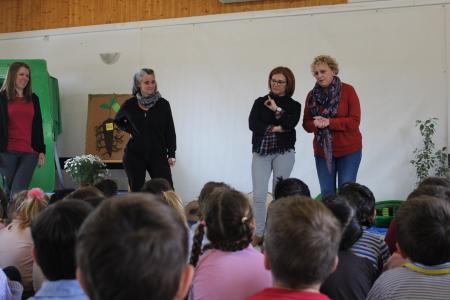 Imagen: La diputada, en su visita al Aula.