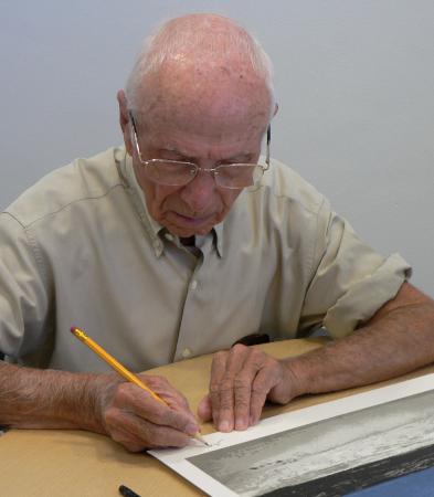 Imagen: José Beulas mientras nos firmaba una de sus serigrafías