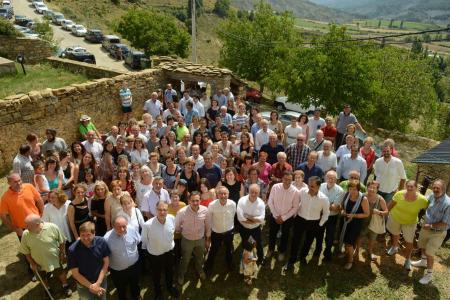 Imagen: Foto de familia de los asistentes a la apertura del museo etnológico del valle de Lierp. RUBÉN VICENTE