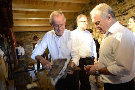 Miguel Gracia visita el nuevo museo del valle de Lierp. R. VICENTE