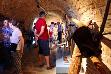 Primeros visitantes a la abadía reconvertida en espacio expositivo