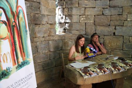 Imagen: La concejala de Cultura del Ayuntamiento de Jaca y el director del festival, en la presentación del mercado.