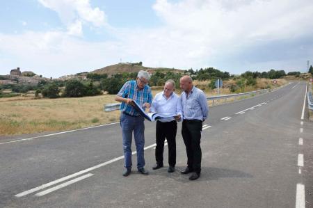 Imagen: Visita al resultado del proyecto en el tramo de la HU-V-3141. P. OTÍN