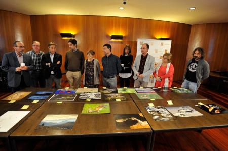 Imagen: El jurado con las fotografías premiadas en los Félix de Azara.