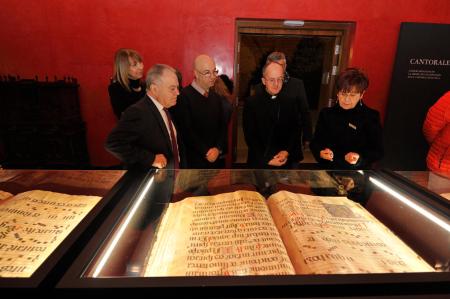 Imagen: Miguel Gracia en la inauguración de la exposición que muestra los cantorales conservados. P. OTÍN