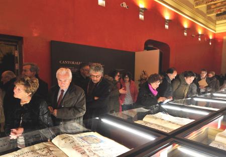 Miguel Gracia en la inauguración de la exposición que muestra los cantorales conservados. P. OTÍN