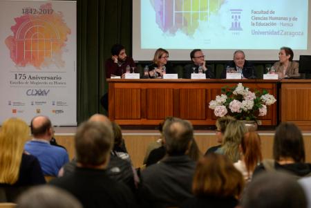 Imagen: Miguel Gracia durante su intervención en el renovado salón. J. BLASCO