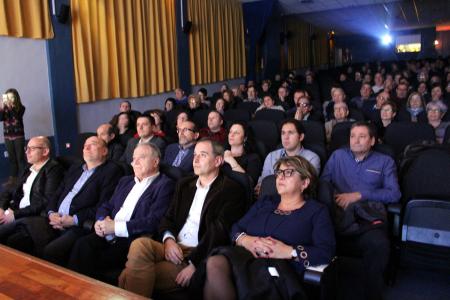 Público congregado en la platea del cine binefarense