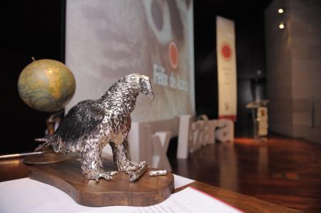 Imagen: La figura del quebrantahuesos aguarda ya a los premiados. D. VIÑUALES