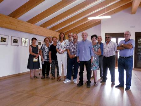 Imagen: Fernández y Lafragüeta con vecinos en Yebra