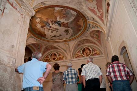 Imagen: Visitantes admirando las pinturas en la zona del claustrillo. M. ABARDÍA
