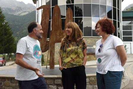 Berta Fernández acompañada de los directores del festival, en el valle de Tena