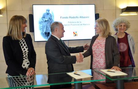 Imagen: Firma de la cesión entre el Presidente de la Diputación y los nietos de Rodolfo Albasini.P.O.
