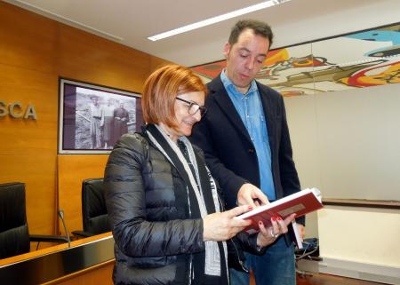 Imagen: La diputada y el autor, tras la presentación de la publicación.