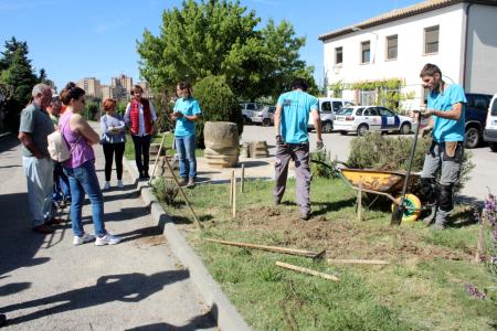 Imagen: La diputada, junto a los alumnos del curso de jardinería.