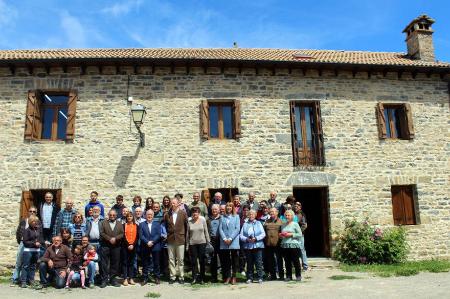 Imagen: Foto de familia delante del nuevo centro social y cultural en Barbenuta