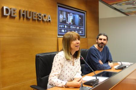 Imagen: La diputada y el artista oscense, en la presentación de la muestra.