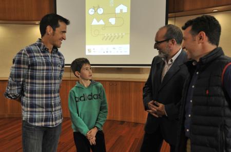 Imagen: El diputado Francisco Mateo y el ciclista Sergio Pérez presentaron acompañados de un participante la Liga Escolar en Bici de Huesca.