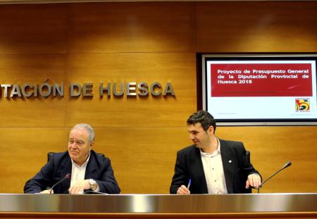 Imagen: El Presidente y el diputado de Hacienda, en la presentación del proyecto de presupuesto 2018.