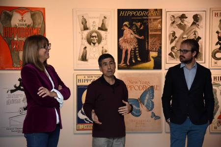 Imagen: Fernández, Bosque y Casanova junto a algunas de las obras de esta retrospectiva. J. BLASCO