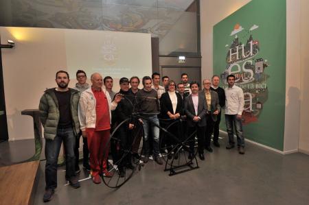 Imagen: Elisa Sancho y Luis Felipe con los 14 ciclistas homenajeados. P. OTÍN