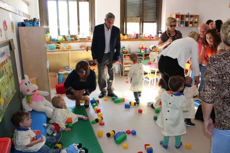 Imagen: Elisa Sancho, en la inauguración de la nueva sala de la Escuela Infantil de Lanaja.