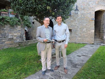 Imagen: Pedro Salas y Enrique Pueyo, tras la presentación de los seminarios Hecho en los Pirineos