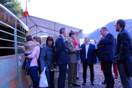 Imagen: Un momento de la visita a la zona ganadera de la Feria