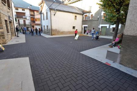 Imagen: Miguel Gracia ha recorrido la remodelada calle Mayor de Villanúa