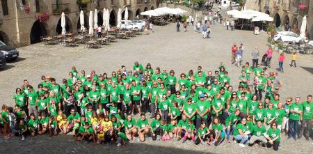 Participantes en la Marcha solidaria contra el cáncer en Aínsa