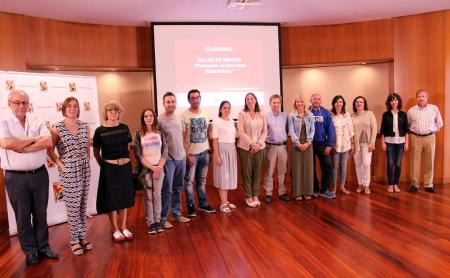 Imagen: Alumnos, docentes y técnicos junto a María Rodrigo en el cierre del curso