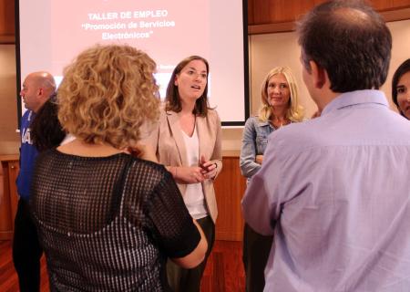 María Rodrigo con alumnos que han finalizado el Taller de empleo