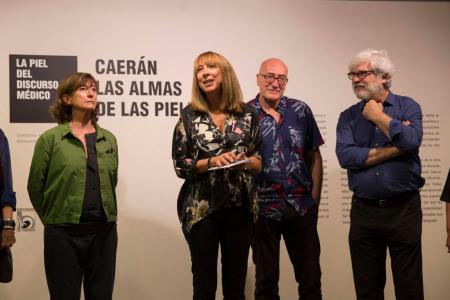 Imagen: Berta Fernández ha inaugurado la muestra acompañada de sus directores, artistas y familia de Patricia Albajar. J. BROTO