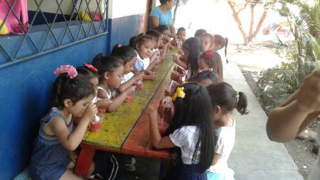 Comida en un centro educativo de la ONG Monegros con Nicaragua