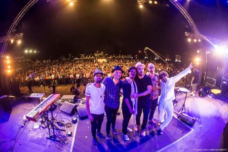 Imagen: El grupo arropado por el público en el festival marroquí. Foto: Chadi Ilias