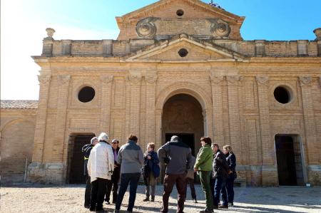 Imagen: Público a las puertas de La Cartuja durante la Semana Santa